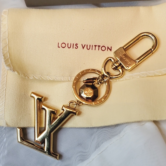 LOUIS VUITTON AUTHENTIC METAL GOLD PTE CLES LV FACETTES KEY CHAIN -PRICE FIRM - Picture 2 of 10